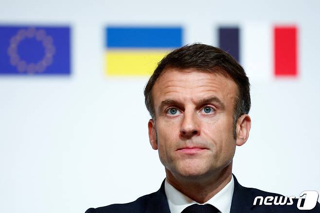 에마뉘엘 마크롱 프랑스 대통령이 26일(현지시간) 파리 엘리제궁에서 유럽 지도자들을 모아 우크라이나 지원 회의를 주재한 뒤 기자회견에서 발언하고 있다. 2024.2.26 ⓒ 로이터=뉴스1 ⓒ News1 강민경 기자