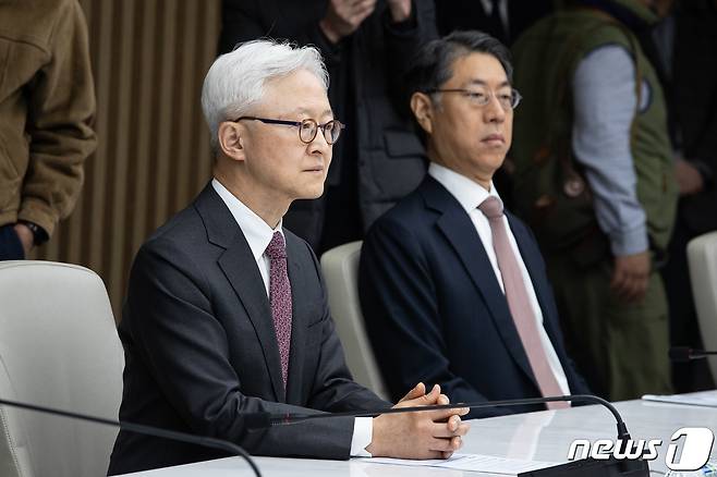 경계현 삼성전자 대표이사를 비롯한 반도체기업 대표들이 26일 서울 중구 대한상공회의소에서 열린 반도체 산업 초격차 확보를 위한 민·관 반도체 전략 간담회에 참석하고 있다. 2024.2.26/뉴스1 ⓒ News1 유승관 기자