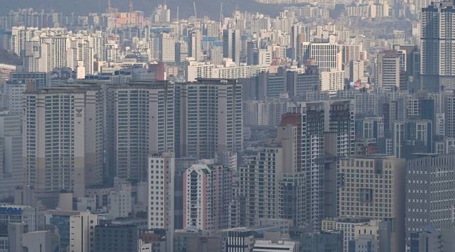 줄 지어선 아파트. 윤웅 기자