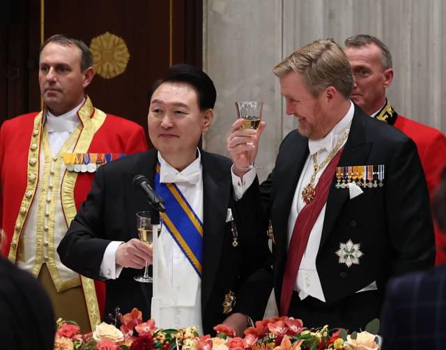윤석열 대통령과 빌럼-알렉산더르 네덜란드 국왕이 2023년 12월12일(현지시간) 네덜란드 암스테르담 왕궁에서 열린 국빈 만찬에서 건배하고 있다. ⓒ공동취재