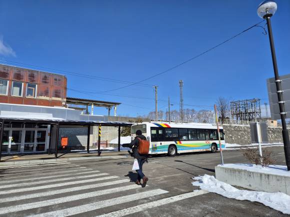 2월24일 오전, 신유바리역 앞에는 유바리시청과 석탄박물관으로 향하는 버스가 서 있다. 이날 버스에는 십여 명의 사람들이 타고 내렸다. 10명 중 9명은 노인이다. 사진은 버스를 타려는 승객이 횡단보도를 건너고 있다.ⓒ시사저널 김현지