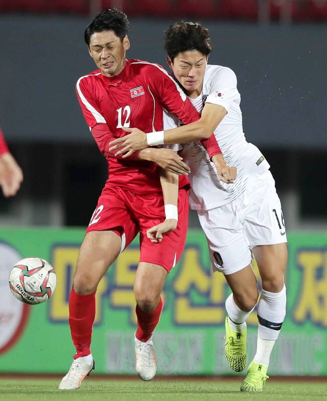 2022 FIFA 카타르월드컵 아시아지역 2차 예선 H조 3차전 한국과 북한의 경기가 15일 오후 평양 김일성경기장에서 열렸다. 북한 리용직, 한국 황의조. 사진=대한축구협회 제공