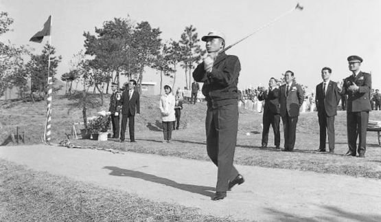 1966년 11월 박정희 대통령이 태릉군골프장에서 티샷을 하는 모습. 박 대통령은 욕심을 내지 않고 정확하게 공을 날리는 이른바 ‘또박이 골퍼’로 보기 플레이어였다. 그린에 올라가선 퍼팅을 두 번 이상 하지 않았다 중앙포토