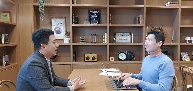 전인구 애덤스미스 대표가 윤현주 기자와 인터뷰하고 있다. 윤현주 기자