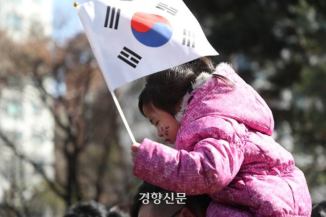 1일 한 어린이가 서울 서대문구 서대문형무소 역사관에서 태극기를 들고 묵념하고 있다. 정효진 기자