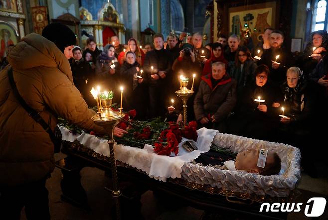 1일(현지시간) 옥중에서 의문사한 러시아 반정부 인사 알렉세이 나발니의 장례식이 모스크바의 한 교회에서 치러지고 있다.  ⓒ 로이터=뉴스1 ⓒ News1 정윤영 기자