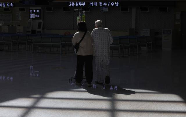 정부가 제시한 전공의 복귀 시한이 지난 1일 서울 강동구 중앙보훈병원에서 환자와 보호자가 로비를 지나고 있다. 뉴스1