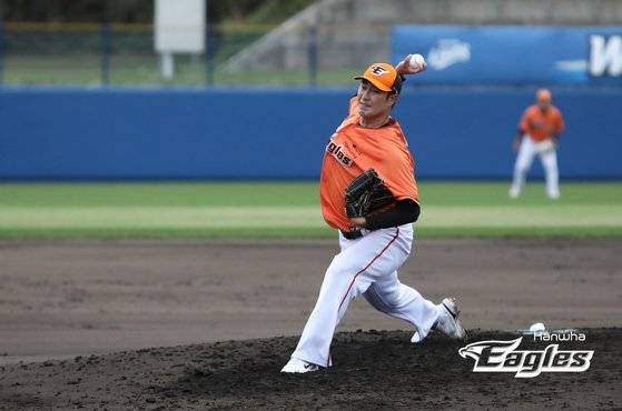한화 스프링캠프 연습경기에서 투구하고 있는 장민재. 사진 한화 이글스