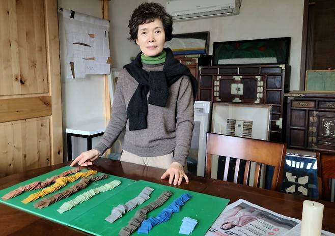 ▲섬유예술가 박영희 작가가 작업실에서 쪽과 감물을 들인 염색천을 활용해 입체적 회화작업 과정에 대해 설명하고 있다.