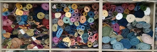 ▲박영희 작가가 30년 동안 염색 작업을 하여 모은 염색천 꾸러미들이 작업실 한편에 켜켜이 쌓여있다.