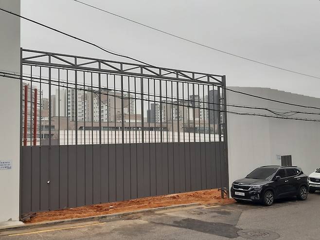 굳게 닫힌 방화 6구역 공사장 정문. 서찬동 선임기자