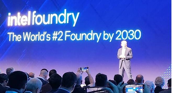 팻 겔싱어 인텔 최고경영자가 지난달 21일(현지시각) 미국 캘리포니아 새너제이에서 열린 ‘인텔 파운드리 포럼’(Direct Connect)에서 첨단 공정 로드맵을 발표하고 있다. 뒤로는 2030년까지 (삼성전자를 제치고) 파운드리 2위를 달성한다는 슬로건이 떠 있다. 새너제이/옥기원 기자