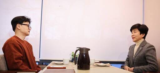 국민의힘 한동훈 비상대책위원장과 더불어민주당을 탈당한 국회부의장 김영주 의원이 1일 오후 서울 종로구 모처에서 회동을 갖고 있다. 김 부의장은 4일 국민의힘에 입당한다. 연합뉴스