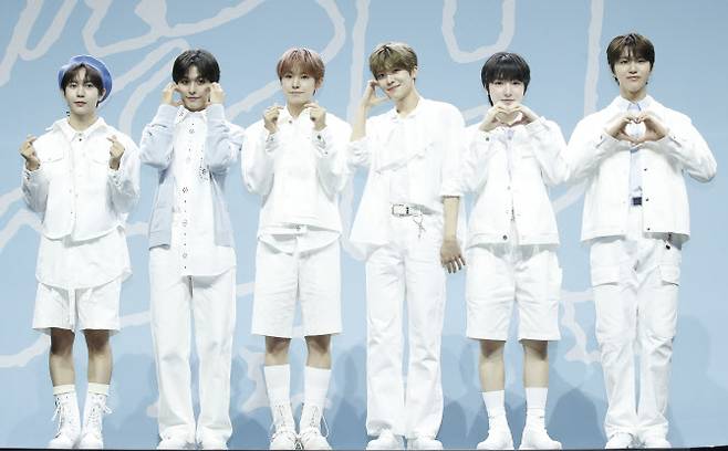 그룹 NCT 위시 료(왼쪽부터)와 리쿠, 유우시, 시온, 사쿠야, 재희가 4일 오후 서울 용산구 블루스퀘어에서 가진 데뷔 쇼케이스에서 포즈를 취하고 있다.(사진=뉴스1)