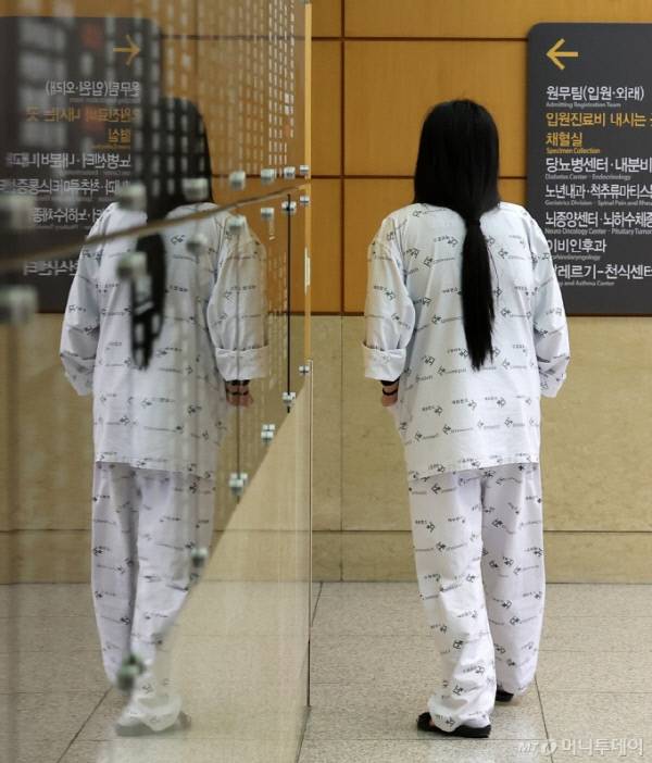 (서울=뉴스1) 김성진 기자 = 전국 의사 총궐기 대회 날을 맞이한 3일 서울 시내 한 대학병원에서 한 환자가 이동하고 있다. 대한의사협회 비상대책위원회는 이날 오후 2시부터 여의도공원 옆 여의대로 인근에서 2만여명이 모여 '의대정원 증원 및 필수의료패키지 저지를 위한 전국 의사 총궐기대회'를 연다. 2024.3.3/뉴스1 Copyright (C) 뉴스1. All rights reserved. 무단 전재 및 재배포, AI학습 이용 금지. /사진=(서울=뉴스1) 김성진 기자