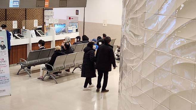 4일 오전 7시께 서울 신촌 세브란스 병원에 환자들이 진료 접수를 대기하고 있다. 안효정 기자