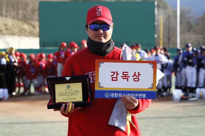 ‘2024 제9회 순창군수배 전국유소년야구대회’ 유소년리그(U-13) 청룡 감독상을 수상한 장재혁 세종시유소년야구단 감독.
사진제공 | 대한유소년야구연맹