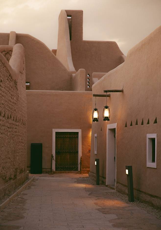 디리야에는 현지인과 여행자가 모여드는 핫플 '부자이리 테라스(Bujairi Terrace)'가 있다. 수많은 레스토랑과 카페, 상점이 밀집해 있다. 또 유네스코 세계문화유산으로 지정된 앗 투라이프(At-Turaif)와 연결돼 있다