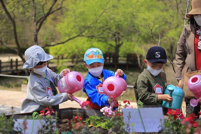 국립수목원 ‘숲이오래 키즈아카데미’에서 미래세대인 어린이들이 생명활동 오감체험 활동을 하는 모습. 국립수목원 제공