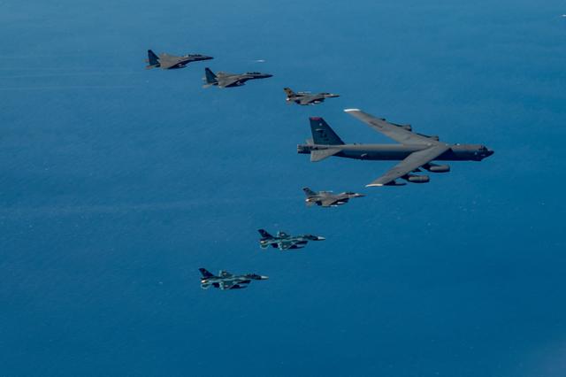 지난해 10월 한반도 남쪽 한일 방공식별구역(ADIZ) 중첩구역에서 실시된 한미일 연합공중훈련에서 미 공군 전략폭격기 B-52H를 꼭짓점으로 한국과 일본의 전투기들이 편대 비행을 하고 있다. 미 공군 제공
