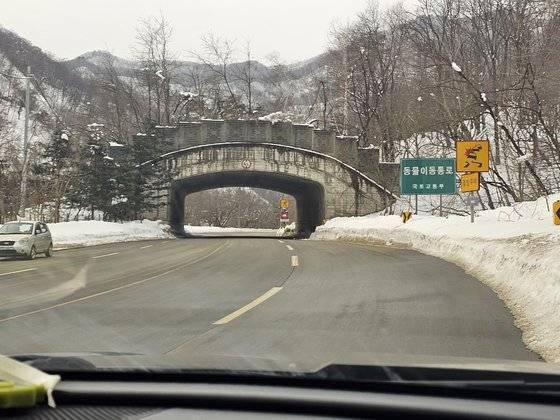 지난달 29일 설악산 국립공원 한계령 도로에 하나 뿐인 동물이동통로(생태통로). 인제=정은혜 기자