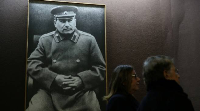 1953년 3월5일 30년 동안 구 소련을 홀로 지배한 이오시프 스탈린이 사망했다. 사진은 이오시프 스탈린의 고향인  그루지야 고리시에 위치한 스탈린 박물관에 내걸린 스탈린 사진. /사진=로이터