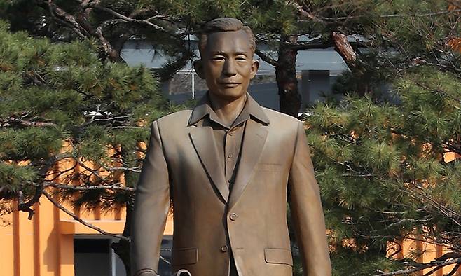 경북 구미시 상모사곡동 박정희 전 대통령 생가에 설치된 박 전 대통령 동상 모습. 연합뉴스