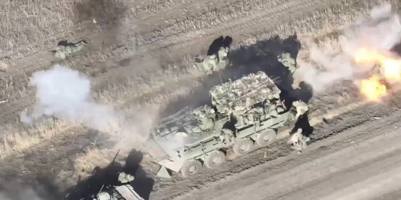 러시아 군인들이 장갑차 위에 탔다가 우크라이나 공격에 대피하는 장면 / 사진=우크라이나 타격드론중대 텔레그램