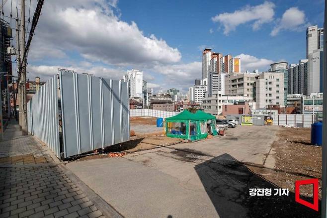 서울시가 추진하는 재개발 사업인 '모아주택'이 광진구 한양연립 일대에서 첫 착공에 들어갔다. 지난해 6월 '모아주택 사업시행계획 수립 기준'에 맞춰 통합심의를 통과한 데 이어 8개월 만에 공사에 착수하는 것이다. 사진은 서울 광진구 모아주택 착공 현장. 사진=강진형 기자aymsdream@