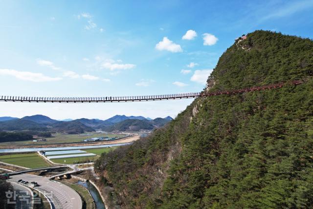 순창에서 남원으로 통하는 국도 위 최고 높이 90m에 설치된 채계산 출렁다리.