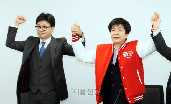 한동훈 국민의힘 비상대책위원장(왼쪽부터), 더불어민주당의 하위 평가 20% 통보에 반발해 민주당을 탈당한 김영주 국회 부의장 4일 오전 서울 여의도 국민의힘 중앙당사에서 열린 국민의힘 입당식에서 기념촬영을 하고 있다.2024.3.4 안주영 전문기자