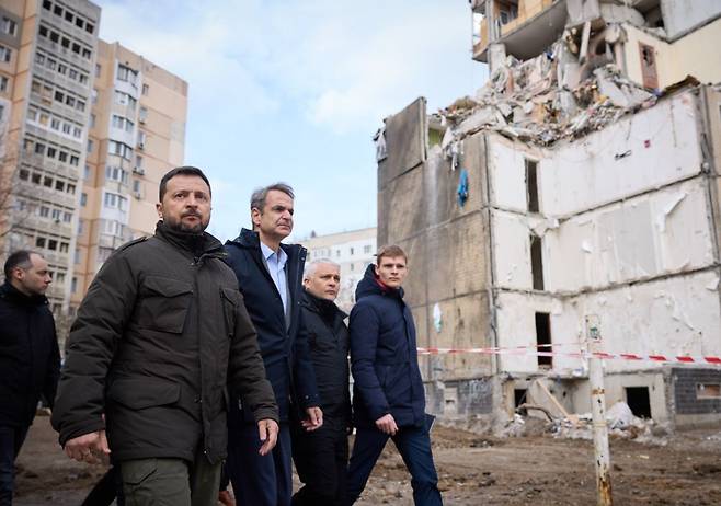 우크라이나 오데사를 시찰중인  볼로디미르 젤렌스키 우크라이나 대통령(왼쪽)과 키리아코스 미초타키스 그리스 총리. 볼로디미르 젤렌스키 대통령 X(트위터) 캡처