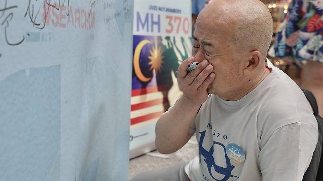 실종된 아들에게 메시지를 쓰며 눈물을 흘리는 리 어유