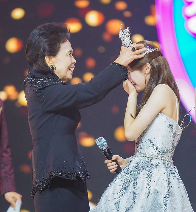 2024년 3월 7일 미스트롯3 결선에서 원로 가수 이미자가 미스트롯3 진 정서주에게 왕관을 씌워 주고 있다. /TV조선
