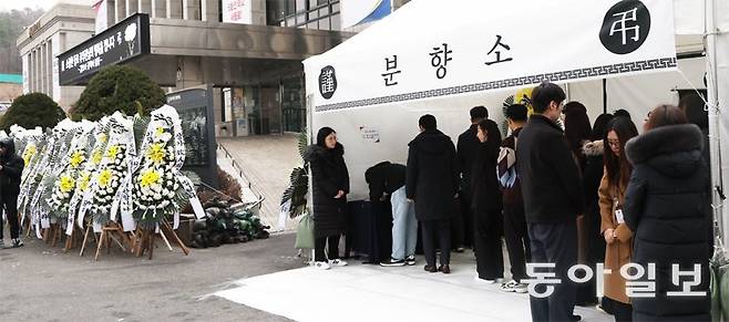 7일 오후 경기 김포시청 앞에 소속 공무원 이모 씨의 분향소가 마련돼 동료들의 추모 발길이 이어지고 있다. 이 씨는 도로 보수
공사와 관련해 ‘민원 폭탄’에 시달리다가 5일 숨진 채 발견됐다. 김포시는 이 씨의 신상을 온라인에 공개하며 민원 전화를 유도한
누리꾼을 고발할 방침이다. 김포=최혁중 기자 sajinman@donga.com