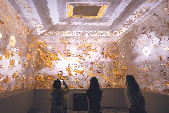 At the Goguryeo exhibit in the museum, the three Goguryeo tomb murals (Anak No. 3 Tomb, Deokheungri Tomb, and Gangseodaemyo) are also digitally reenacted. In fact, they are more vibrant than the reality thanks to the images created based on photo materials and replicas and projected to fill up the entire space. [NATIONAL MUSEUM OF KOREA]