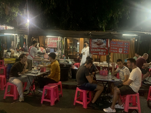 카오산 로드의 밤을 밝히는 노천 식당 모습