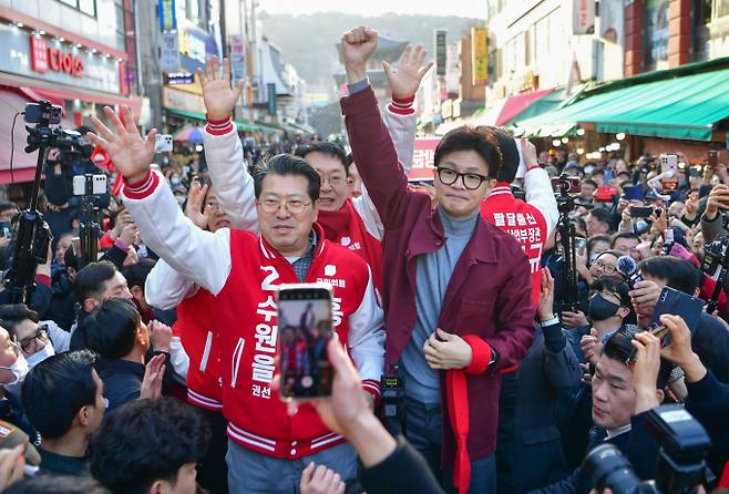 지난 7일 경기 수원에 이어 한동훈 국민의힘 비상대책위원장이 8일 경기 성남시와 용인시를 방문한다. 사진은 한 위원장(맨앞 오른쪽)이 지난 7일 경기 수원시 팔달구 지동시장을 방문해 수원 예비후보들과 함께 시민들에게 지지를 호소하는 모습. /사진=뉴시스(공동취재)