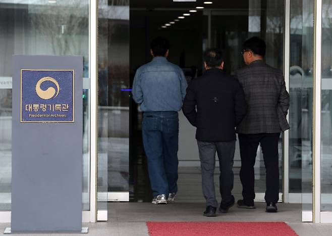 검찰, 대통령기록관 압수수색…울산시장 선거개입 재수사 (세종=연합뉴스) 배재만 기자 = 2018년 지방선거 당시 '울산시장 선거 개입' 사건을 재수사하는 검찰이 7일 대통령기록관에 대한 압수수색에 나섰다. 사진은 7일 오전 세종특별자치시 대통령기록관 입구 모습. 2024.3.7 scoop@yna.co.kr (끝) 연합뉴스
