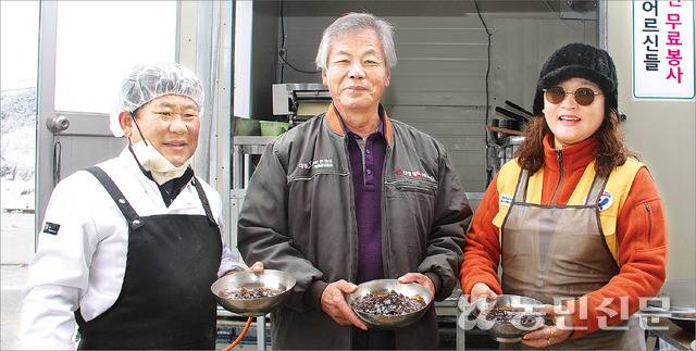 경북 봉화군 춘양면 ‘나눔 드림팀’ 이상섭씨(가운데)와 엄춘석(왼쪽)·손영빈씨 부부가 짜장면을 들어 보이며 환하게 웃고 있다.