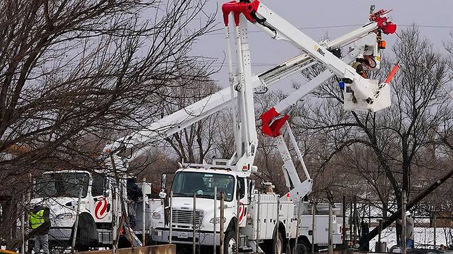 텍사스 화재 피해 지역에서 전기 설비 복구 중인 엑셀에너지 작업자들