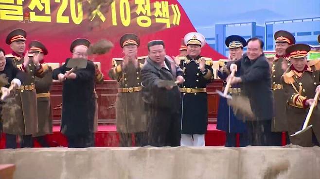김정은이 평안남도 성천군 공장 착공식에 참석해 첫 삽을 뜨고 있다.