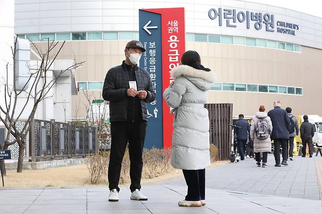 3월6일 서울대병원 응급의료센터 앞에서 시사저널 취재기자가 병원을 찾은 보호자와 인터뷰를 하고 있다. ⓒ시사저널 박정훈