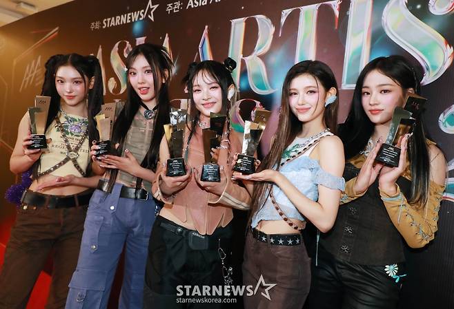 걸그룹 뉴진스가 14일 필리핀 아레나에서 열린 '2023 아시아 아티스트 어워즈 인 필리핀'(2023 Asia Artist Awards IN THE PHILIPPINES, 이하 '2023 AAA')에서 AAA 핫트렌드, 아시아 셀러브리티, 페뷸러스, 베스트 초이스, 올해의 가수, 올해의 노래상을 수상한 뒤 포즈를 취하고 있다. '2023 AAA'는 스타뉴스가 주최하고 Asia Artist Awards 조직위원회, TONZ 엔터테인먼트, PULP Live World가 공동 주 /사진=이동훈