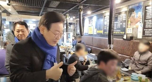 지난 8일 자신의 지역구인 인천 계양을에서 선거 운동을 하던 중 한 테이블에 앉은 젊은 남성을 향해 “설마 2찍, 2찍 아니겠지?”라고 말하며 웃음을 터뜨린 이재명 더불어민주당 대표. 이재명 더불어민주당 대표 유튜브 캡처
