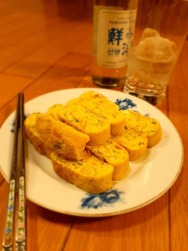 소주와 어울리는 촉촉한 계란말이.