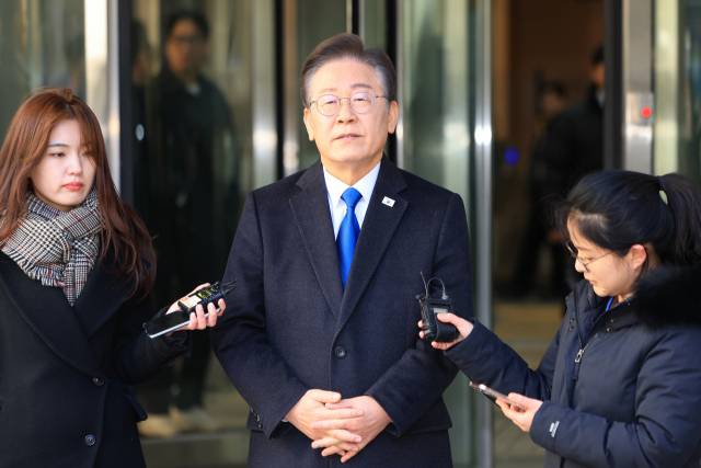 ▲지난 대선 과정에서 허위 발언을 한 혐의로 기소된 더불어민주당 이재명 대표가 8일 오전 서초구 서울중앙지방법원에서 열린 공직선거법 위반 1심 속행 공판에 출석하기에 앞서 입장을 밝히고 있다. ⓒ연합뉴스