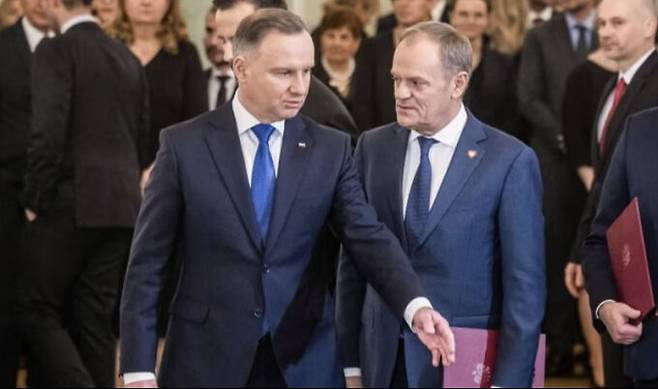 안제이 두다 폴란드 대통령(왼쪽)과 도날트 투스크 총리. 사진은 지난해 12월 투스크 총리의 취임식장에서 두다 대통령이 투스크 총리 앞을 지나가는 모습. AFP연합뉴스