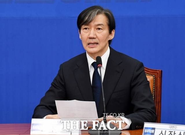 조국 조국혁신당 대표는 "누구처럼 무속에 의존해 정치활동을 벌이지 않는다"며 "손바닥에 '왕'자를 써넣지도 않는다"고 말했다. / 배정한 기자