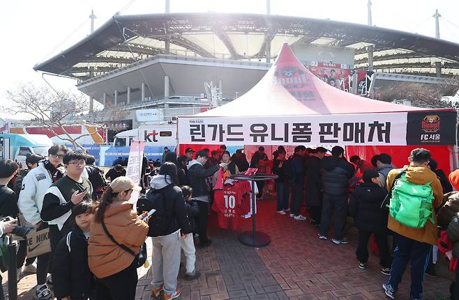 서울 마포구 월드컵경기장에 마련된 린가드존에서 팬들이 유니폼을 구매하기 위해 줄 서 있다. 뉴스1